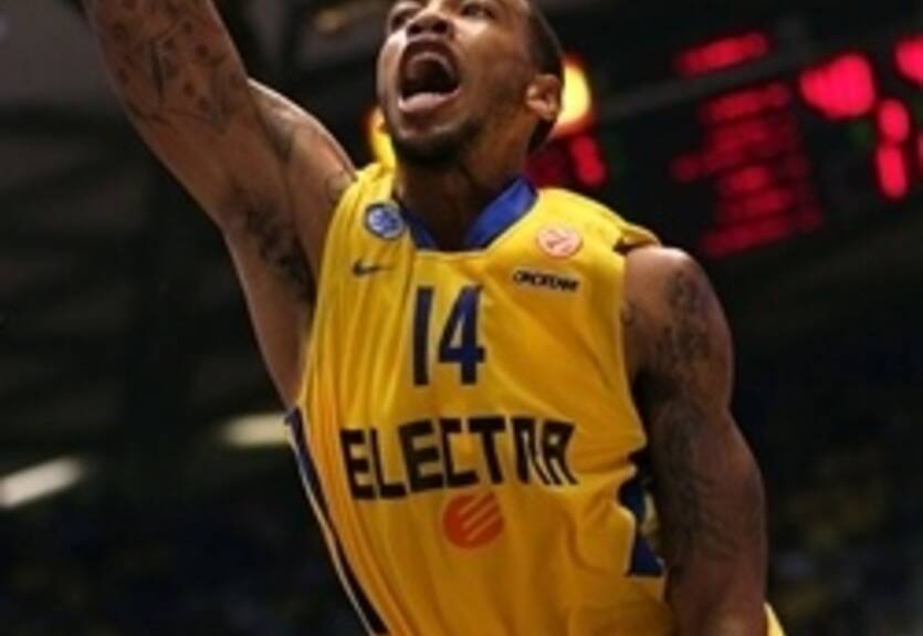 Маккаби расстается с Малькольмом Томасом