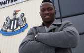 Официально. Ньюкасл подписал Янга-Мбива