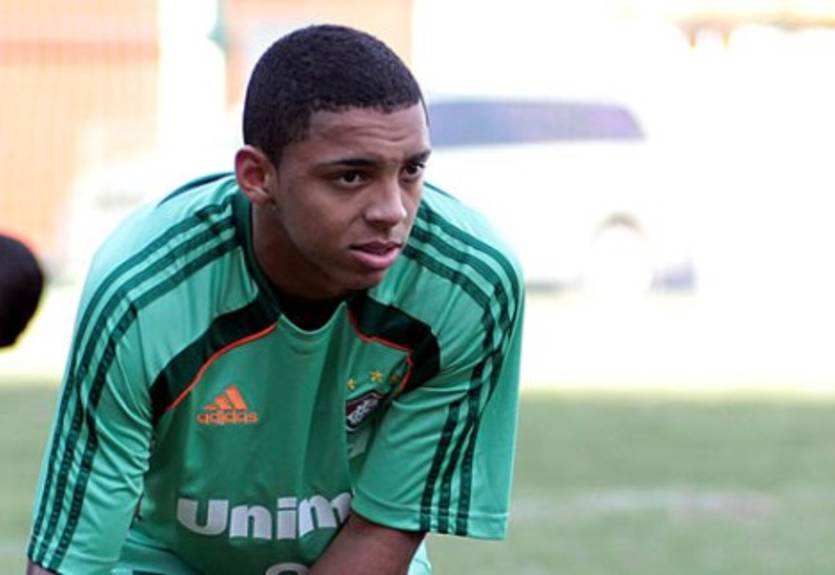 Челси покупает бразильского защитника