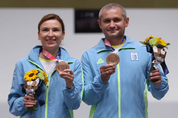 Елена Костевич и Олег Омельчук с бронзовыми медалями ОИ-2020