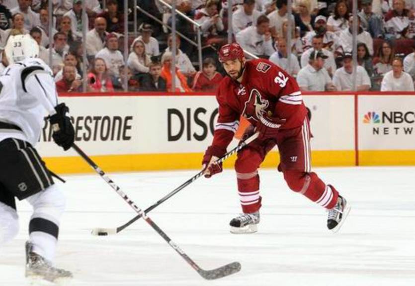 НХЛ. Чикаго подписывает защитника (11.09.12)