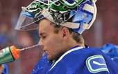 НХЛ. Ванкувер переподписал вратаря