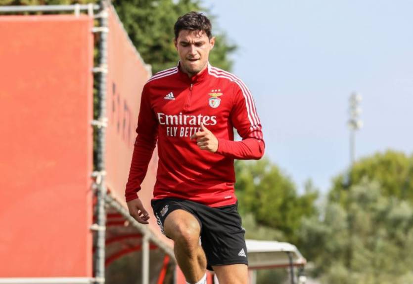 Ласкаво просимо, он улыбается и Наш номер 15: как Бенфика встречала Романа Яремчука