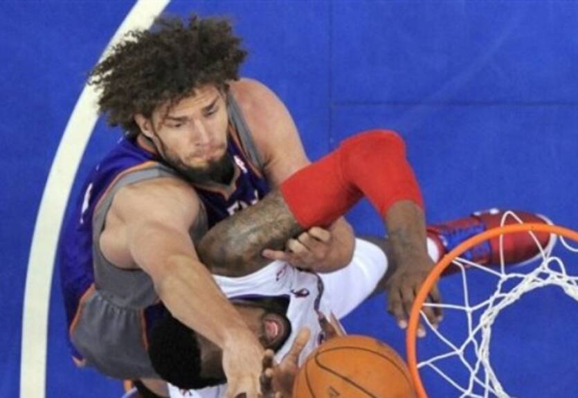 НБА. Робин Лопес перенес операцию на колене