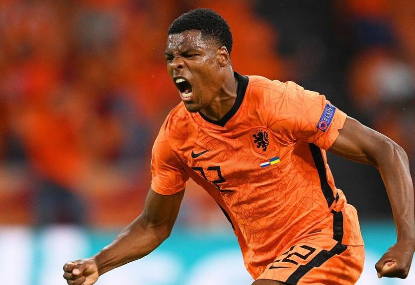 Думфрис прибыл в Италию для подписания контракта с Интером