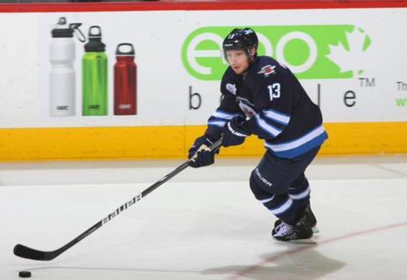 НХЛ. Виннипег переподписал форварда