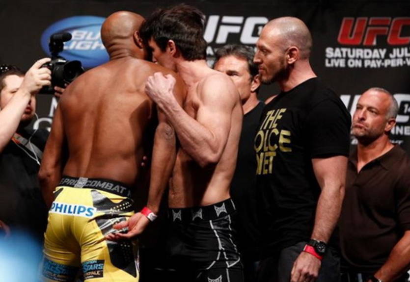 UFC 148. Силва ударил Соннена на взвешивании. ВИДЕО