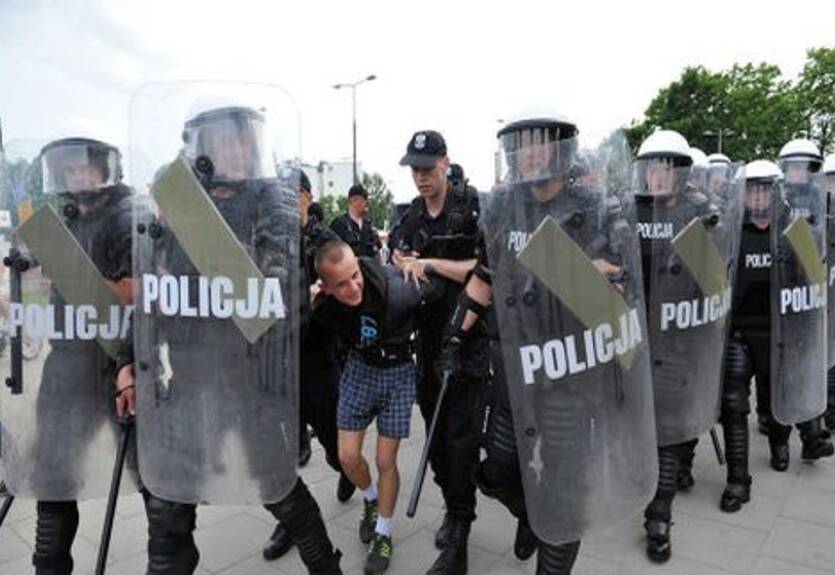 Семь российских болельщиков остаются под арестом в Польше