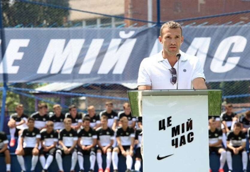 Шевченко отремонтировал стадион в родной школе