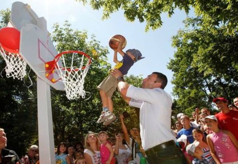 Кличко сыграл с детьми в баскетбол