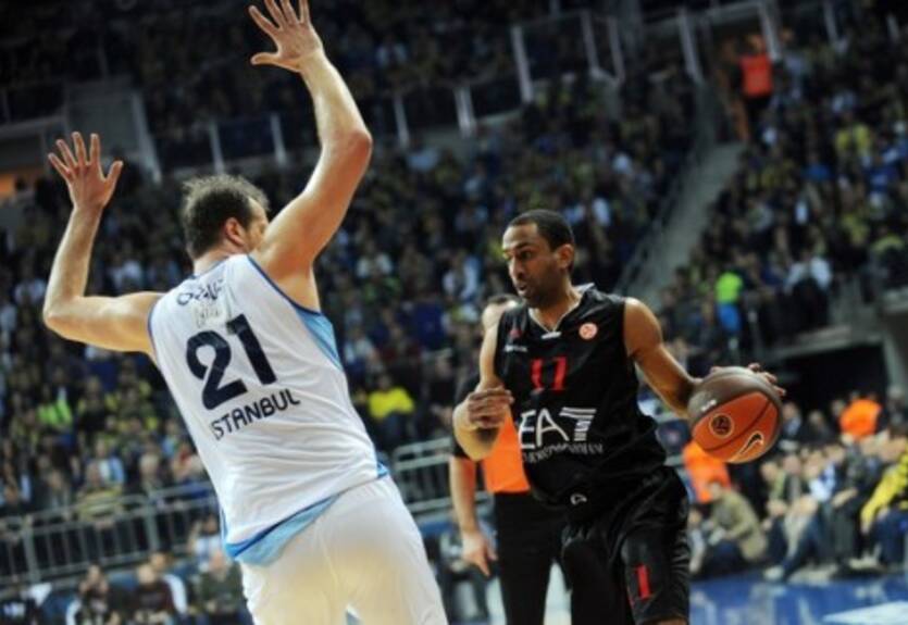 Маккаби интересуется Николасом и Фишером