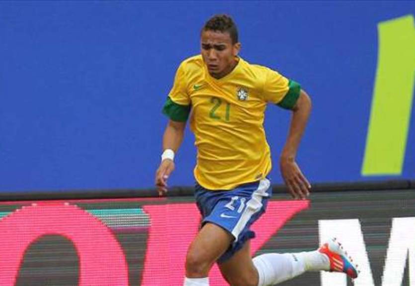 Реал наблюдает за Данило