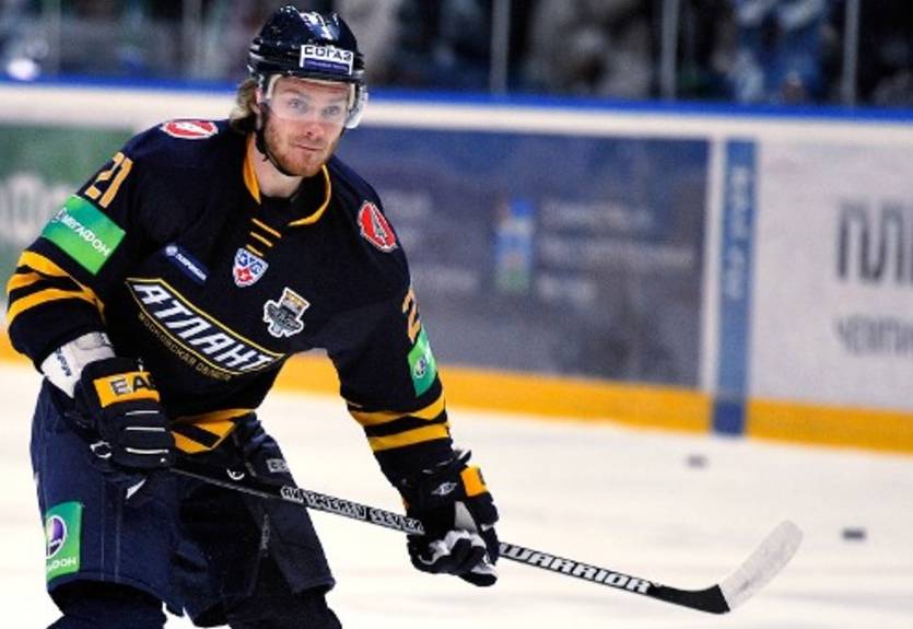 КХЛ. Атлант продлил защитника