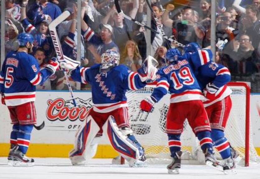 НХЛ. Рейнджеры начинают с победы