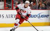 НХЛ. Каролина переподписала форварда