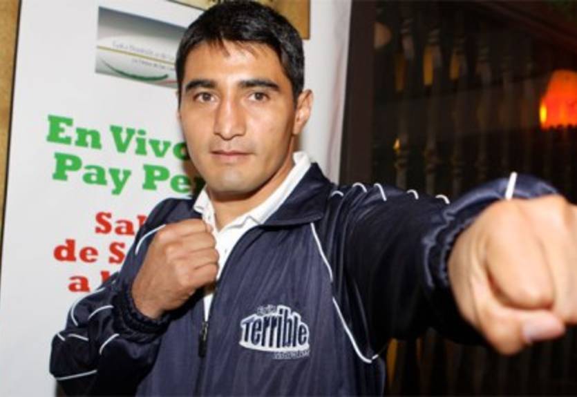 Моралес теряет титул без боя