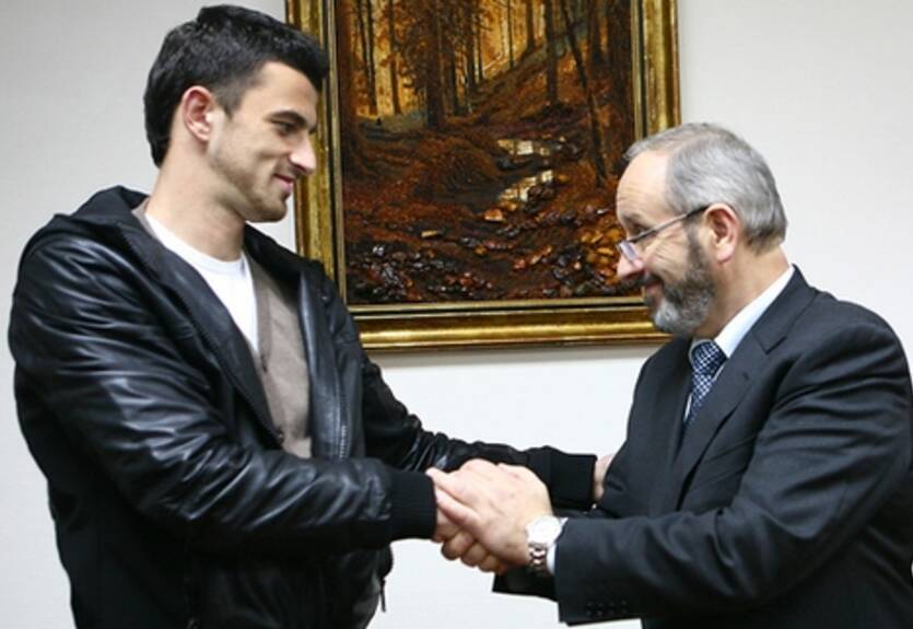 Официально. Динамо подписало контракт с Симовичем