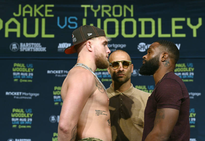 Джейк Пол и Вудли провели дуэль взглядов