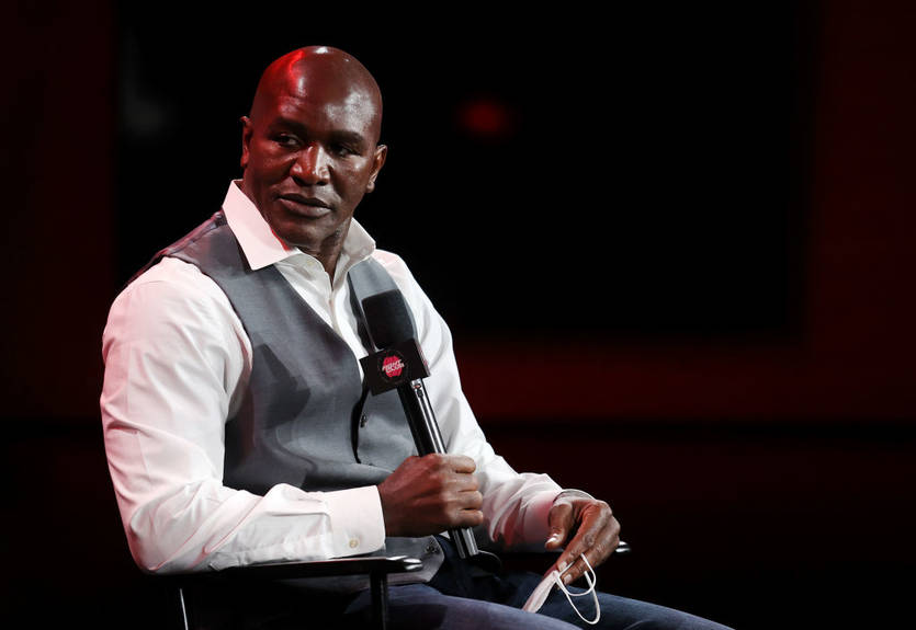 Холифилд сообщил об отмене боя