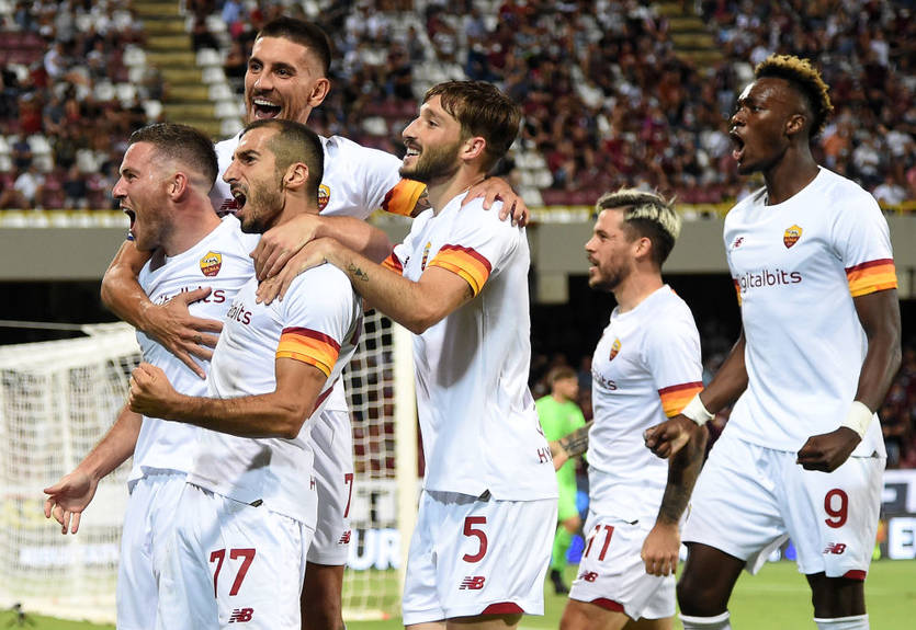 Милан победил Кальяри, Рома разгромила Салернитану