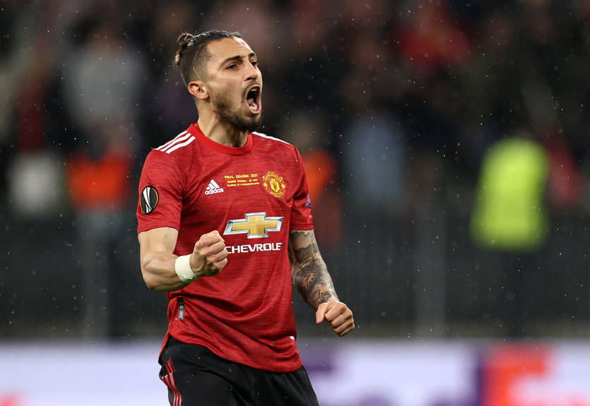 Защитник МЮ показал свои умения игры на гитаре и спел на вечеринке у Фреда