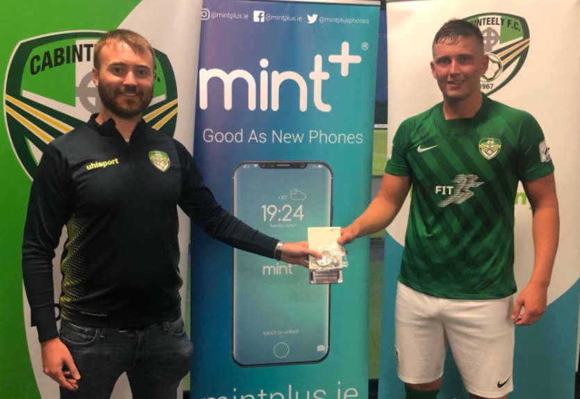 Машинное масло, телефон и просто листочек: самые странные индивидуальные награды в футболе Машинное масло, телефон и просто листочек: самые странные индивидуальные награды в футболе