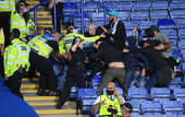 Фанаты Наполи на стадионе подрались с полицией во время матча против Лестера