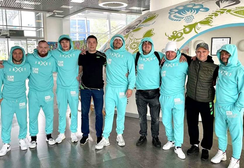 Усик отправился в Лондон на бой с Джошуа