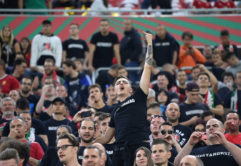 ФИФА наказала сборную Венгрии за расизм в матче против Англии ФИФА наказала сборную Венгрии за расизм в матче против Англии