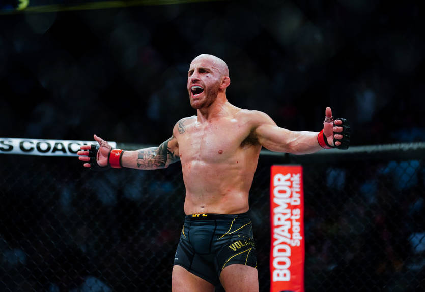В невероятном главном бою Волкановски защитил чемпионский титул UFC