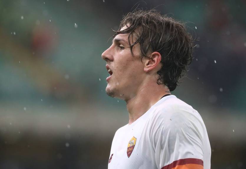 Футболист Ромы показал неприличный жест фанатам Лацио