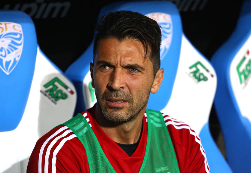 Буффон показал партнерам по Парме, кто здесь лучший в популярной игре Буффон показал партнерам по Парме, кто здесь лучший в популярной игре