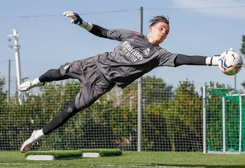 Лунин похвастался эффектными сейвами на тренировке Реала