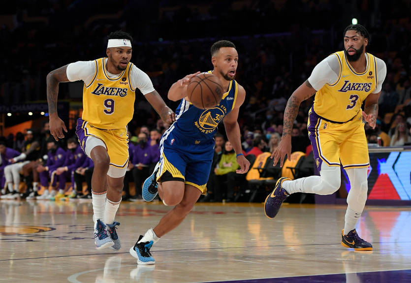 Трипл-дабл Карри помог Уорриорз обыграть Лейкерс в первом матче сезона