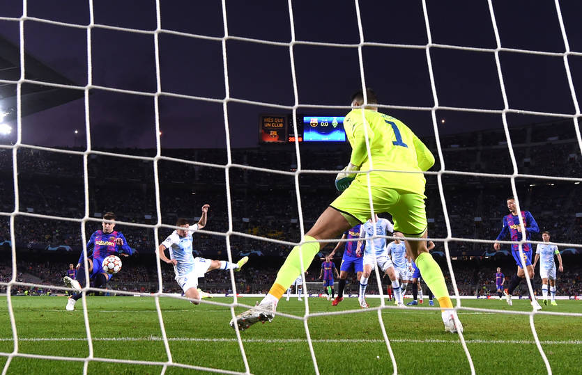 Динамо пропустило единственный гол от Пике / Getty Images