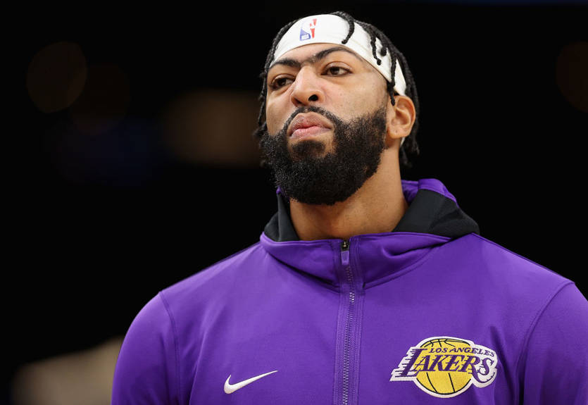 Два игрока Лейкерс едва не подрались во время матча против Финикса