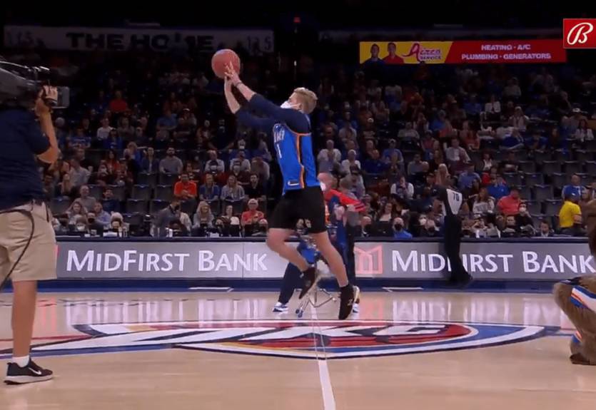 Фанат Оклахомы попал с центра площадки и выиграл 20 тысяч