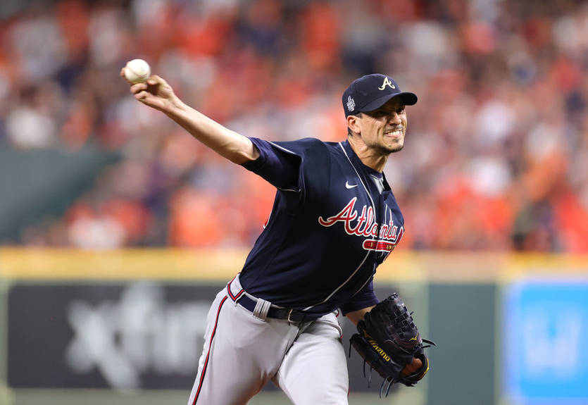 Питчеру сломали ногу мячом, после чего он "выбил" еще троих соперников