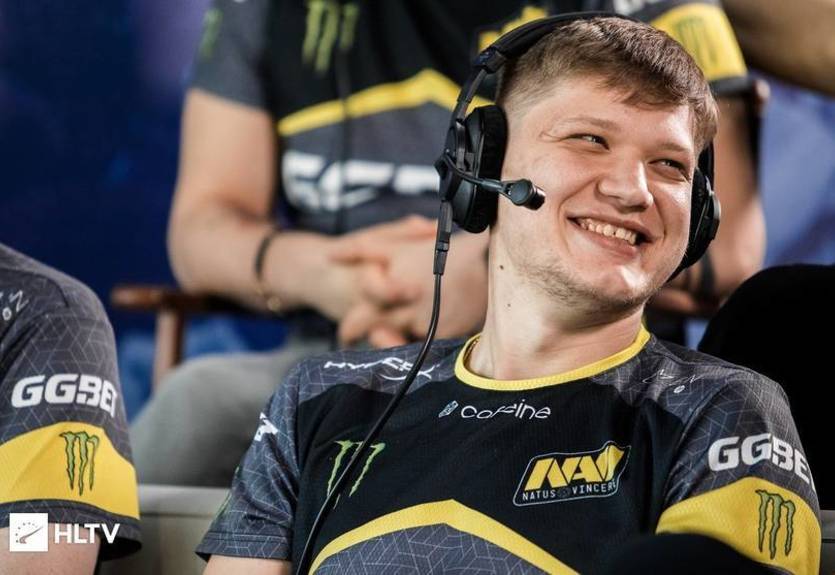 Еле поместились: Александр S1mple Костылев получил награды за прошлый год