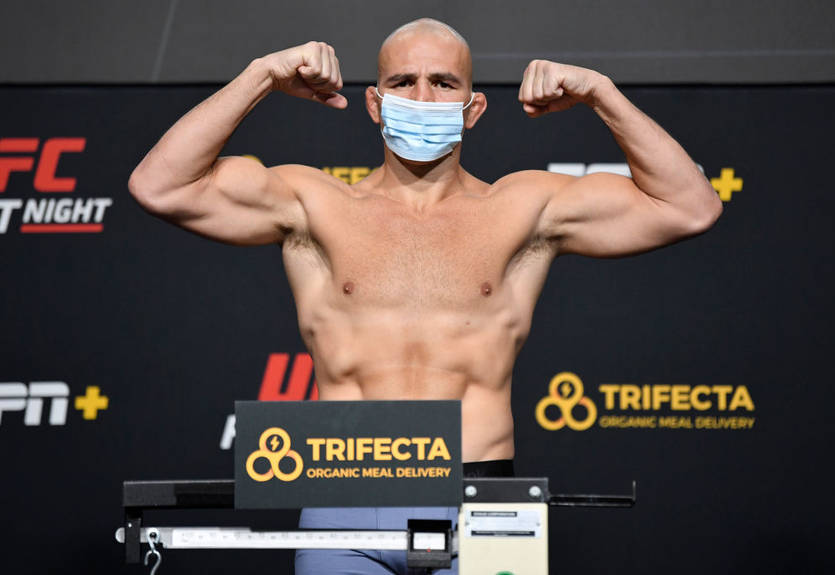 Гловер Тейшейра отобрал пояс у Яна Блаховича, став новым чемпионом UFC в полутяжелом весе Гловер Тейшейра отобрал пояс у Яна Блаховича, став новым чемпионом UFC в полутяжелом весе