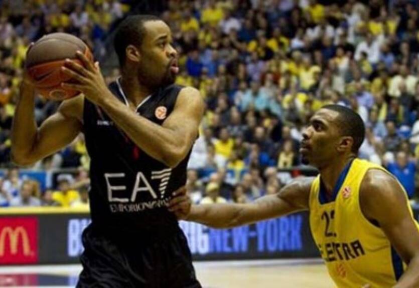 Армани Джинс нужен защитник