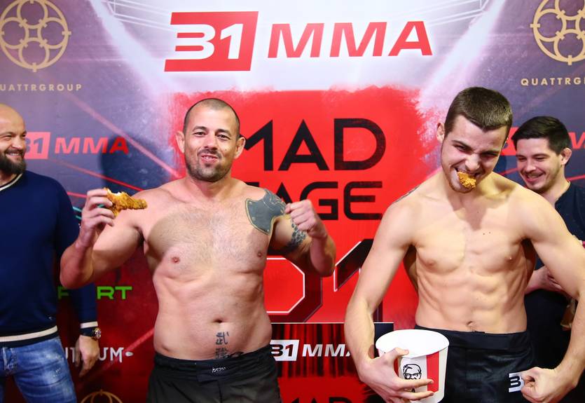 Украинский боец ММА прямо на взвешивании начал есть еду из фастфуда Украинский боец ММА прямо на взвешивании начал есть еду из фастфуда