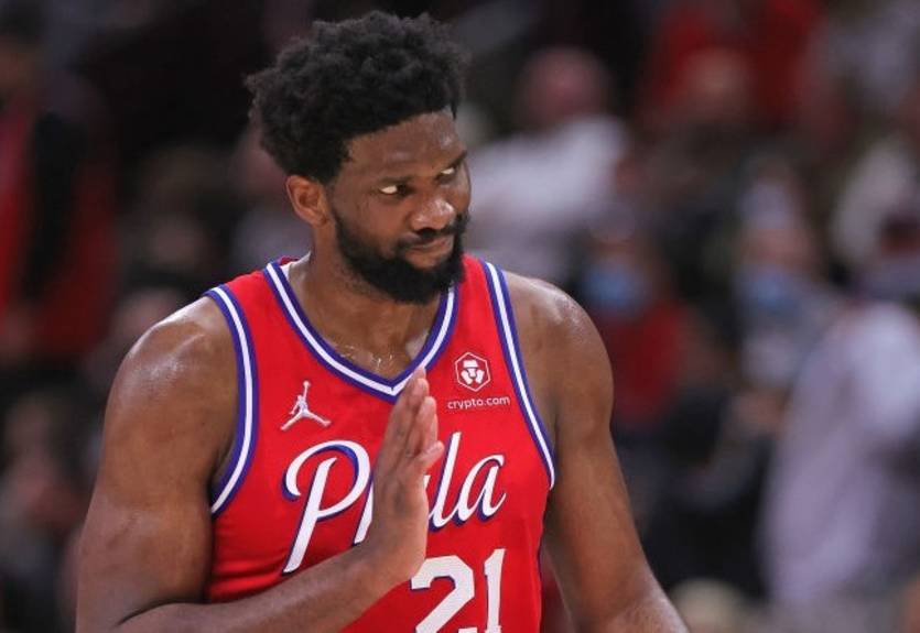 Эмбиид едва не "зарядил" по голове Лонзо Боллу