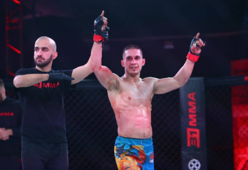 Боец ММА попробовал на вкус кровь соперника