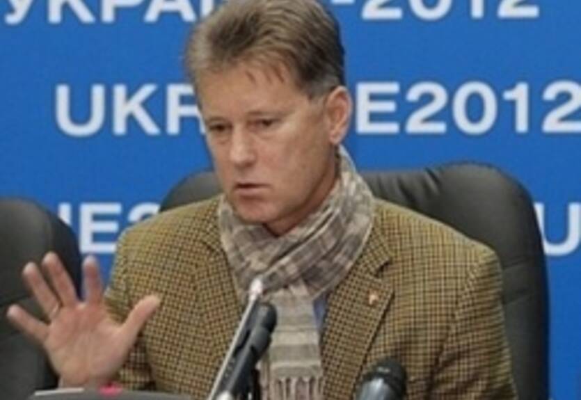 Леонид Буряк подписывает первого новичка