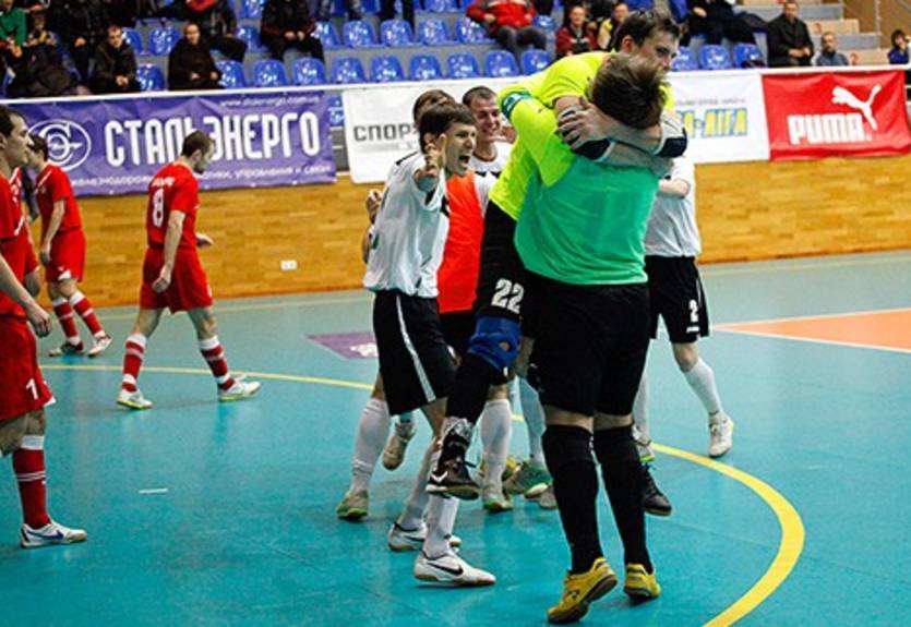 Футзал. Энергия побеждает Локомотив, а Ураган — ЛТК