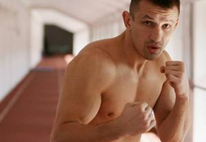 Адамек выбирает между Арреолой и Митчеллом