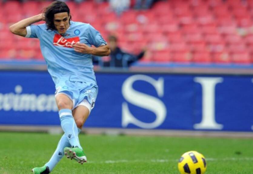 Наполи: участие Кавани в матче с Ювентусом под вопросом