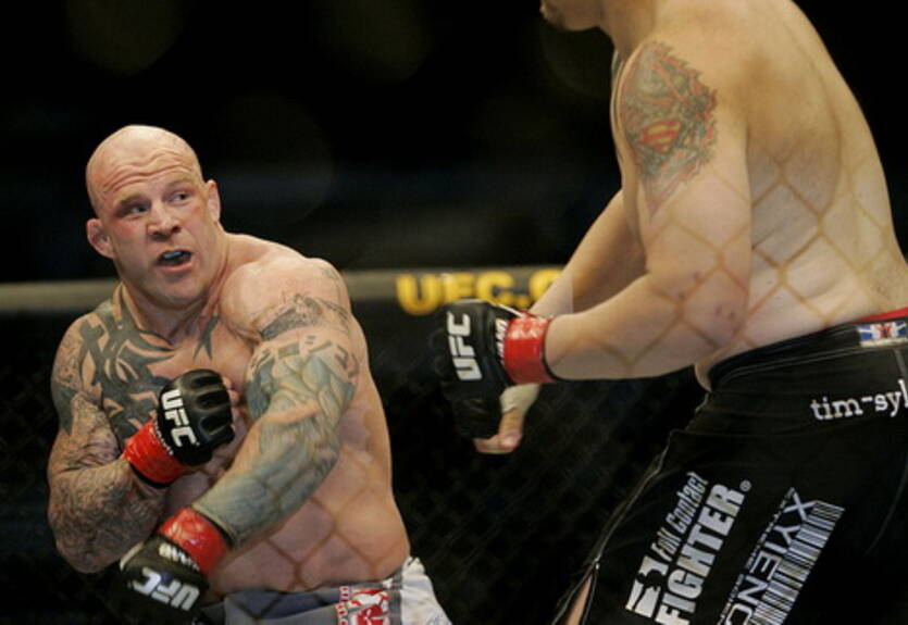 Монсон: "Емельяненко очень силен в стойке"