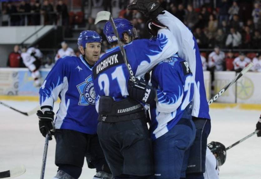 ПХЛ. Акулы дают бой Соколу, но уступают